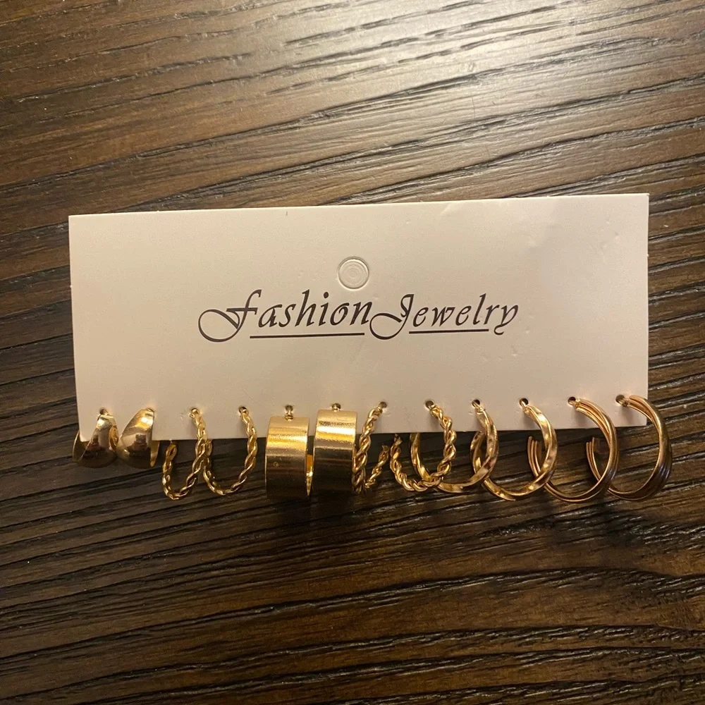NEW fashion earrings set.